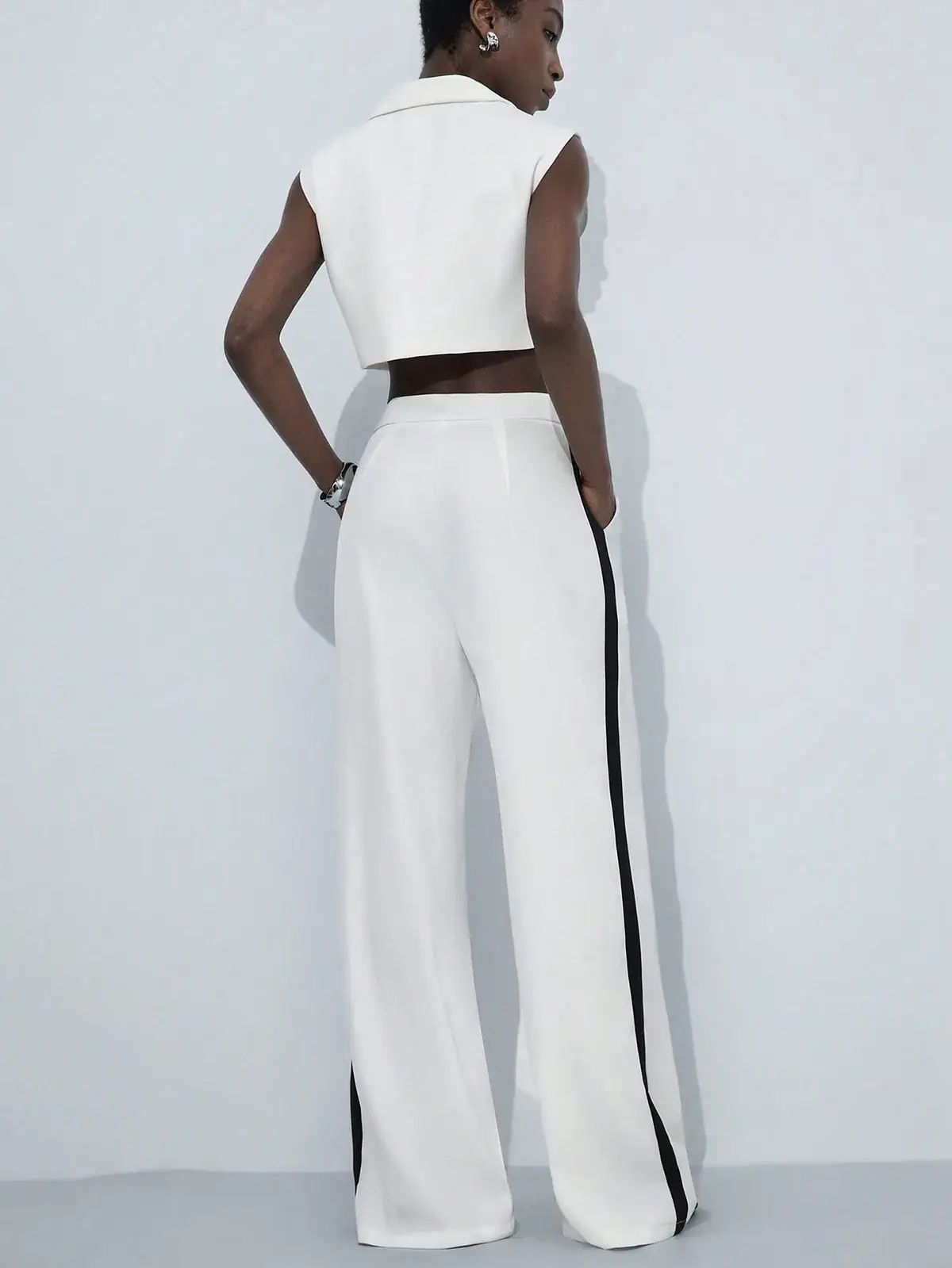 Conjunto Colete Cropped e Calça com Faixa Lateral Cíntia na cor Branco — foto 2 de 6