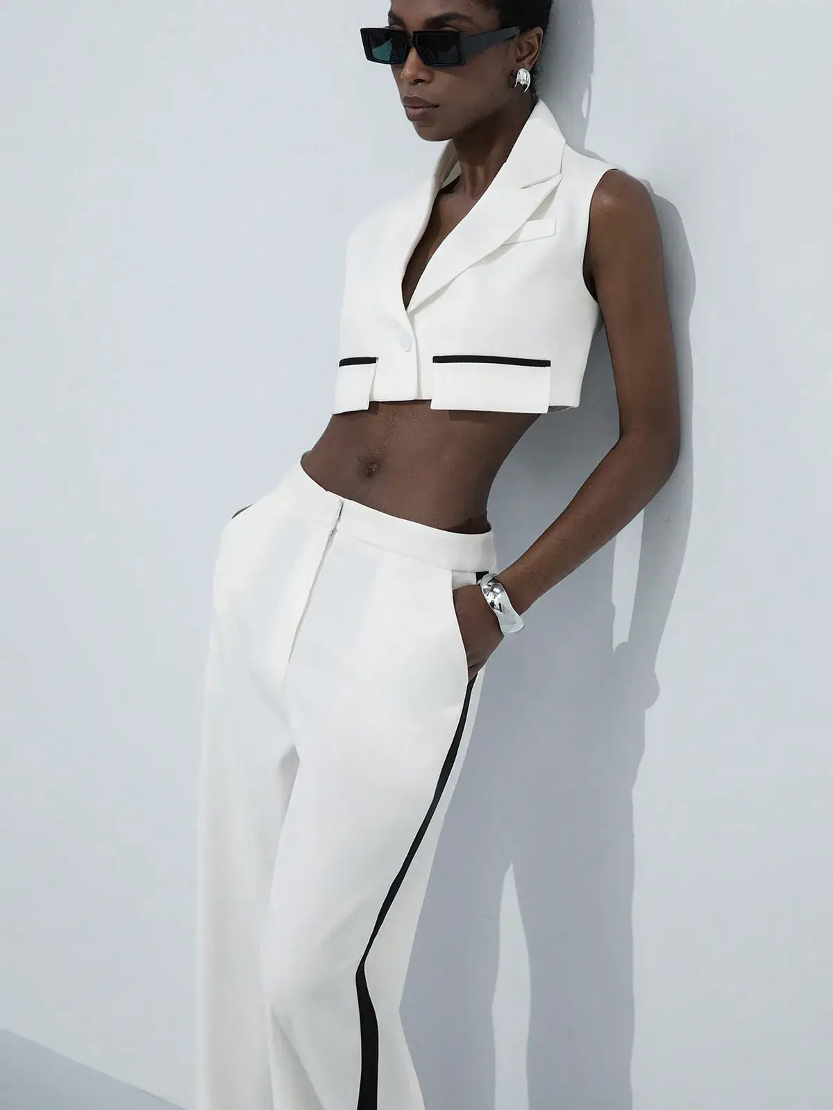 Conjunto Colete Cropped e Calça com Faixa Lateral Cíntia na cor Branco — foto 3 de 6