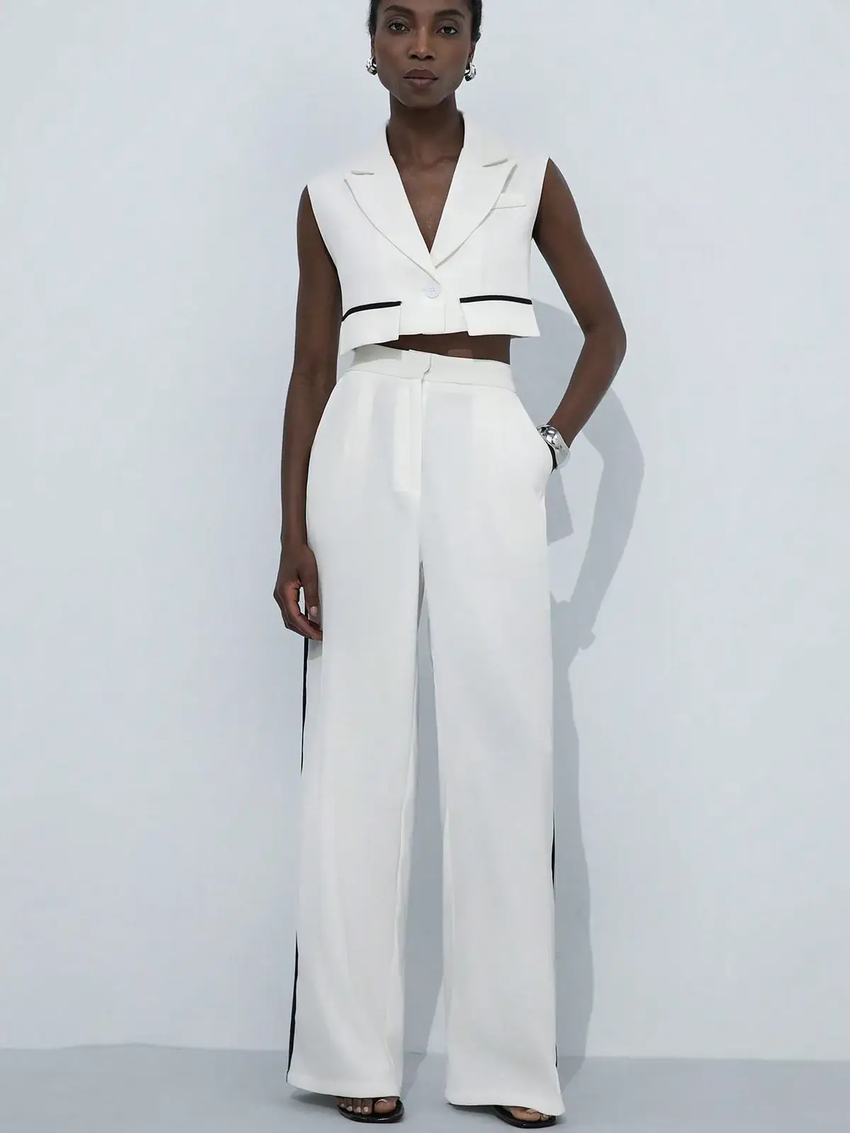 Conjunto Colete Cropped e Calça com Faixa Lateral Cíntia na cor Branco — foto 4 de 6