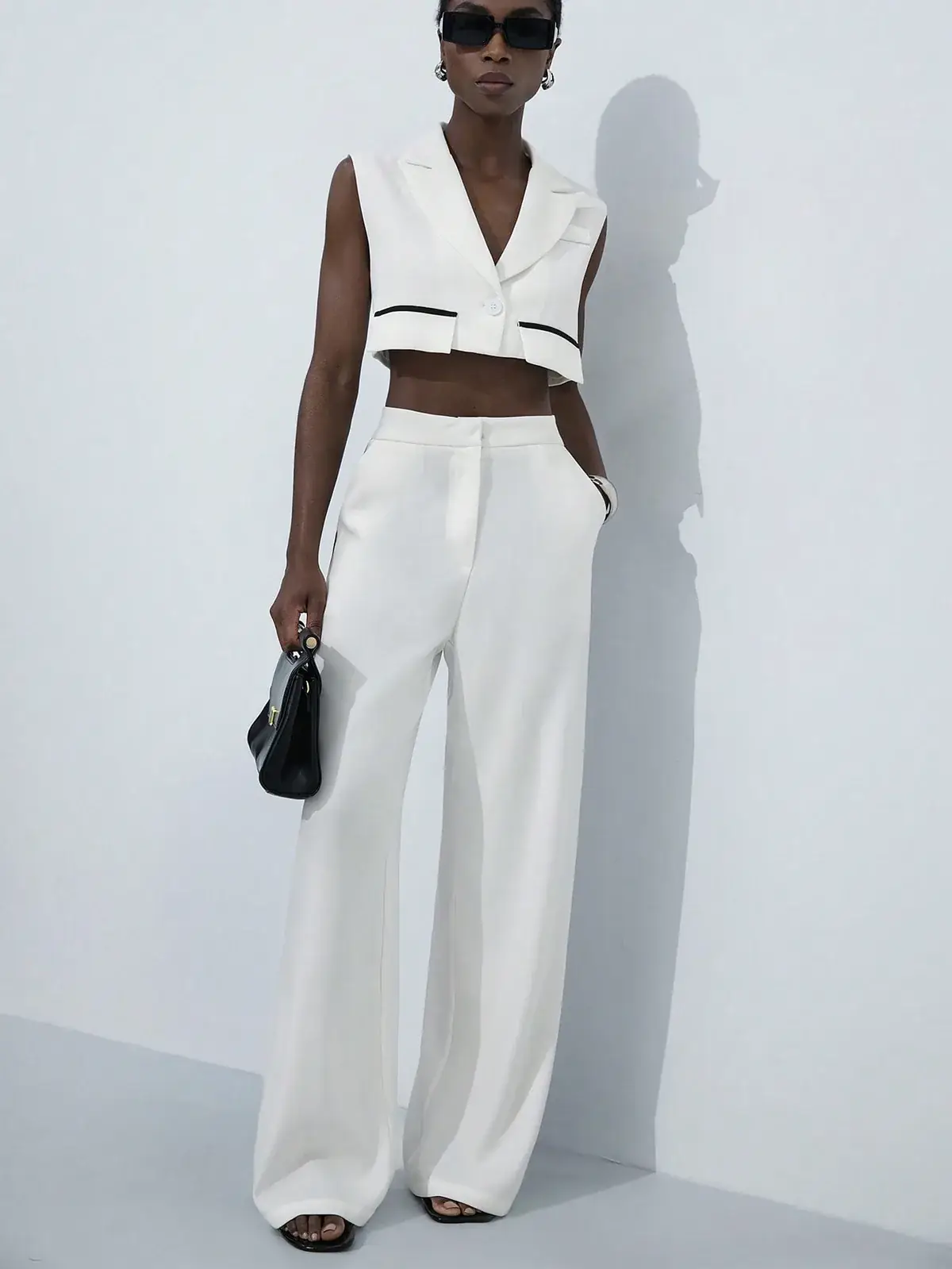 Conjunto Colete Cropped e Calça com Faixa Lateral Cíntia na cor Branco — foto 5 de 6