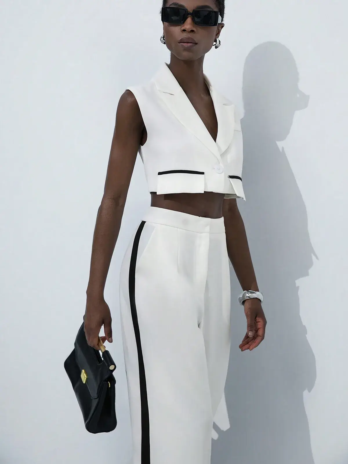 Conjunto Colete Cropped e Calça com Faixa Lateral Cíntia na cor Branco — foto 6 de 6