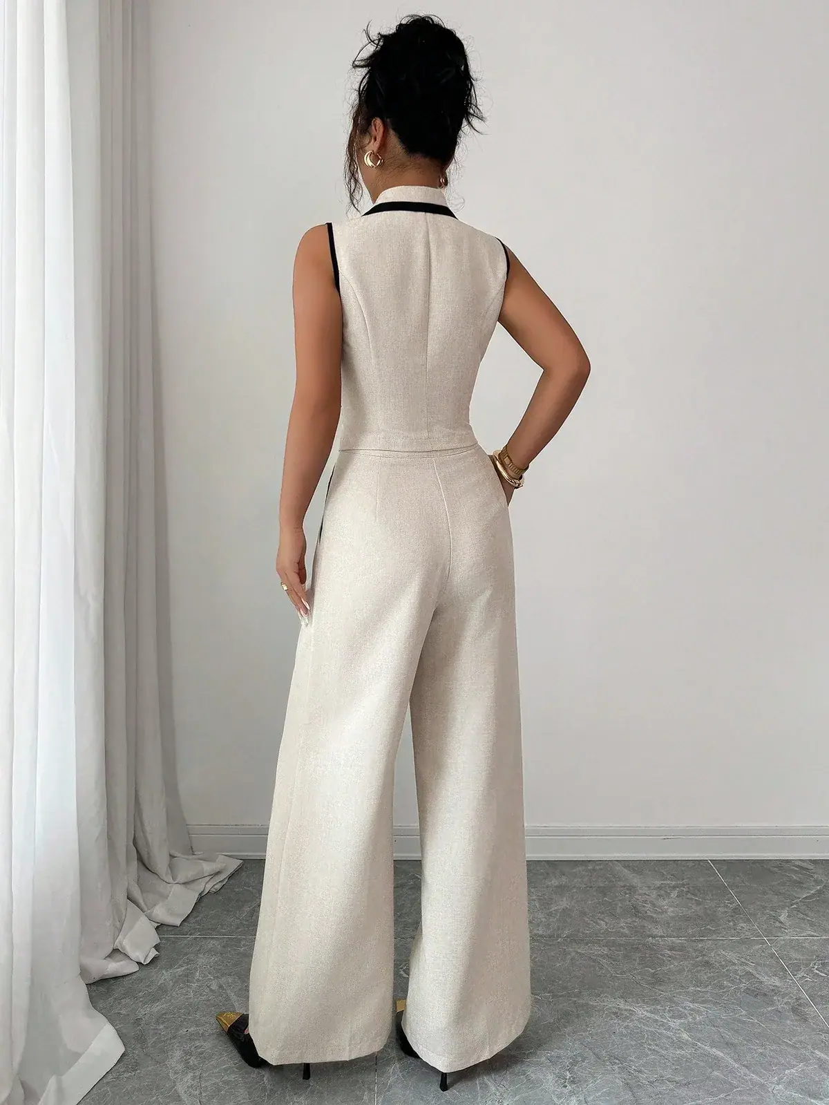 Conjunto Colete e Calça Pantalona com Vivo Contrastante Luana na cor Damasco — foto 2 de 6