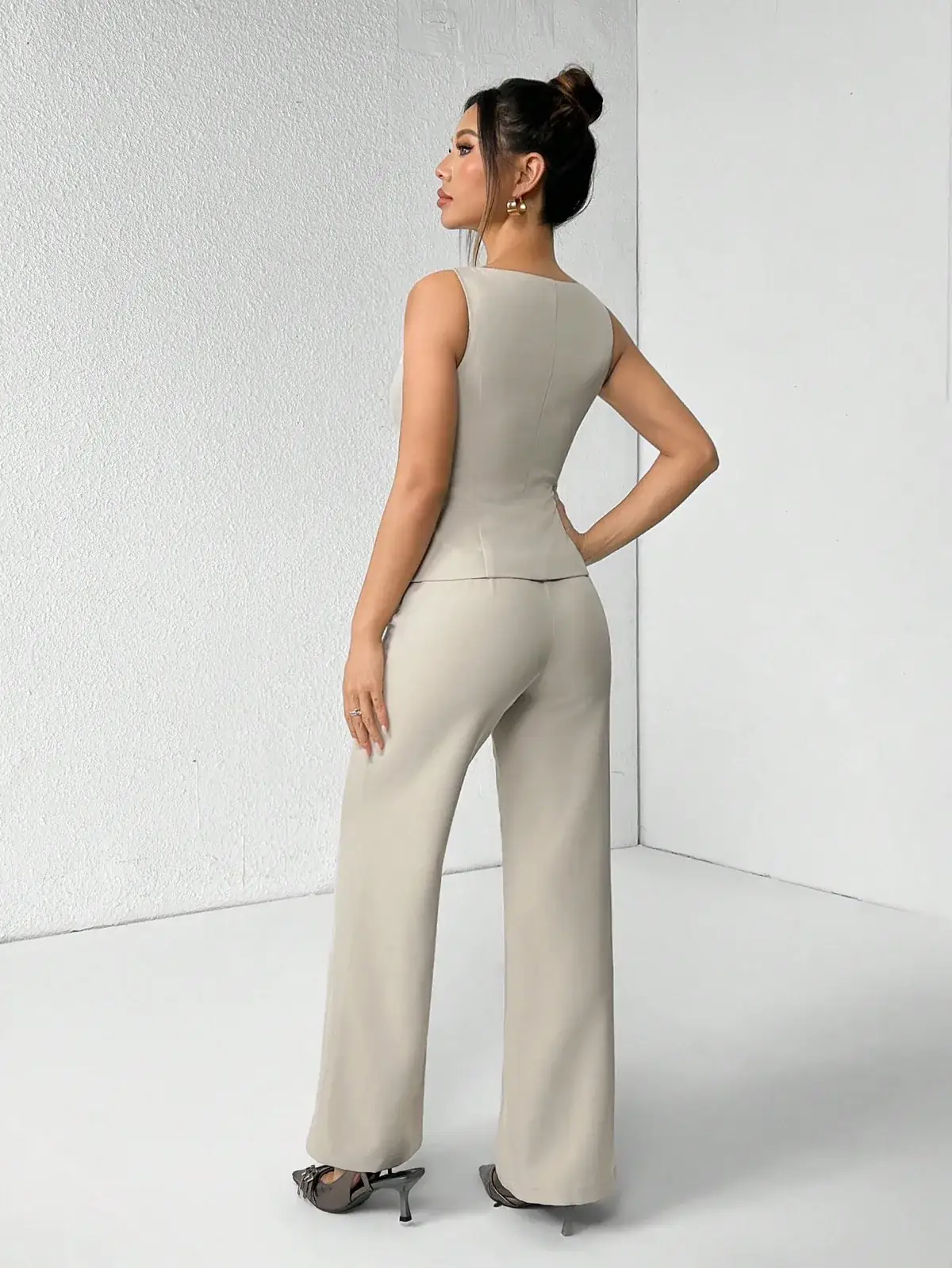 Conjunto Colete e Calça Reta Cáqui Mariane na cor Caqui — foto 2 de 7