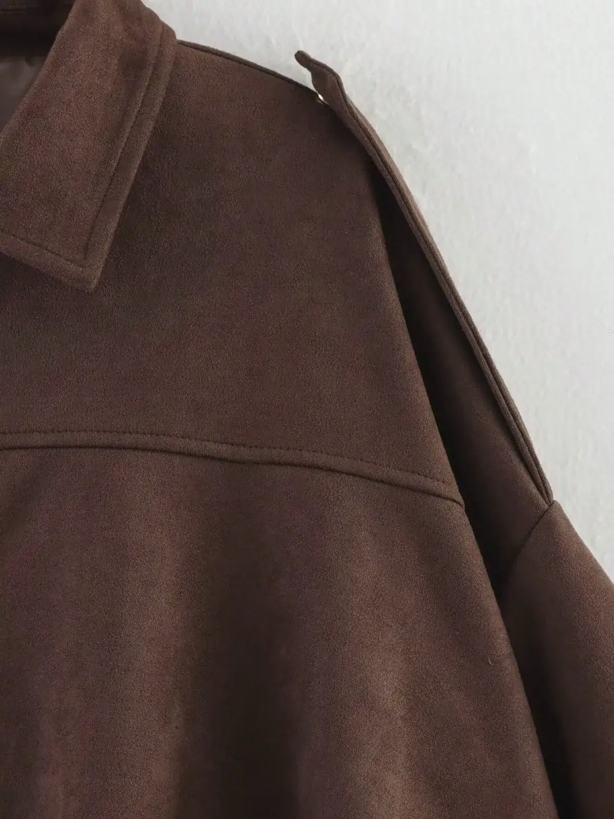 Jaqueta Bomber Suede Mirela na cor Café — foto 4 de 11