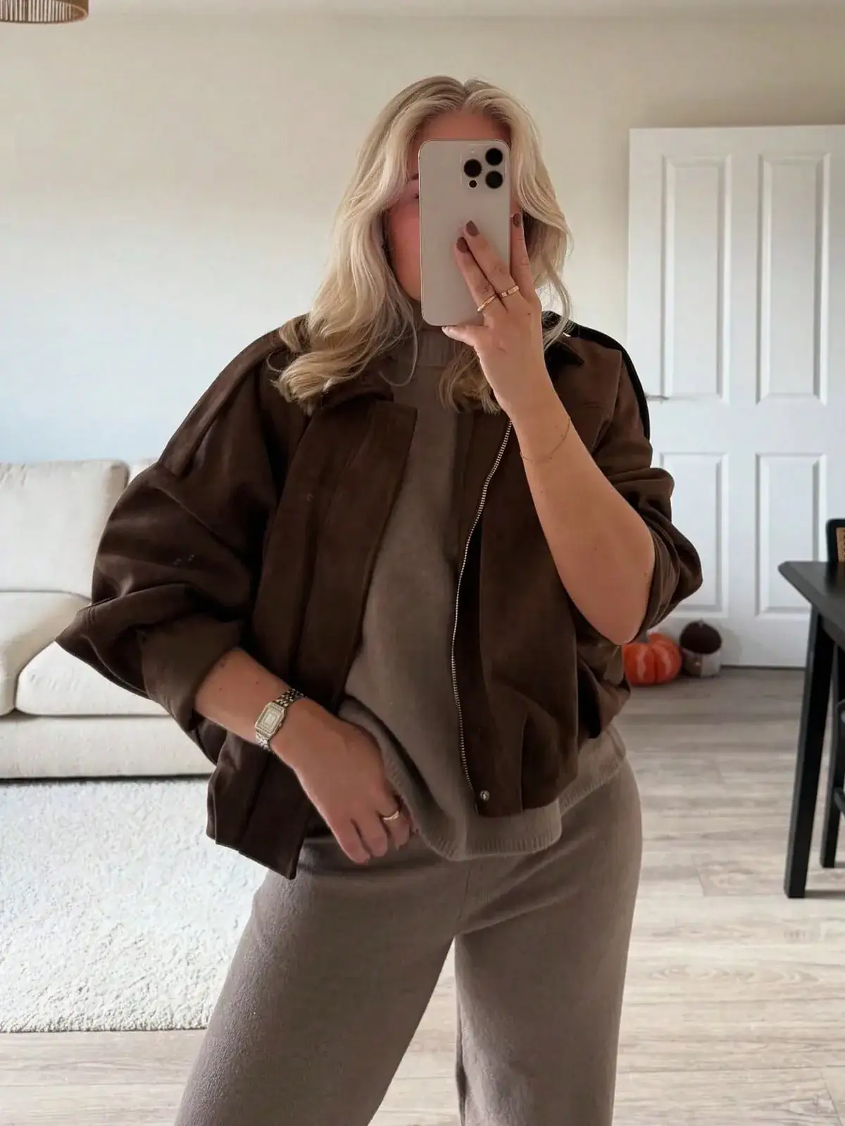 Jaqueta Bomber Suede Mirela na cor Café — foto 7 de 11
