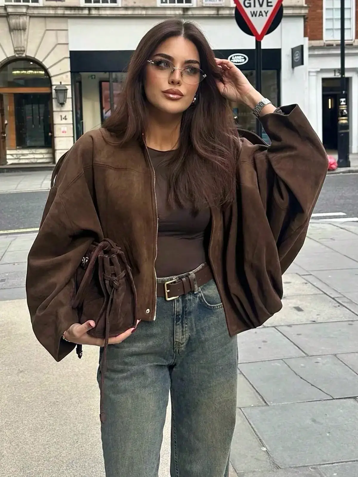 Jaqueta Bomber Suede Mirela na cor Café — foto 9 de 11