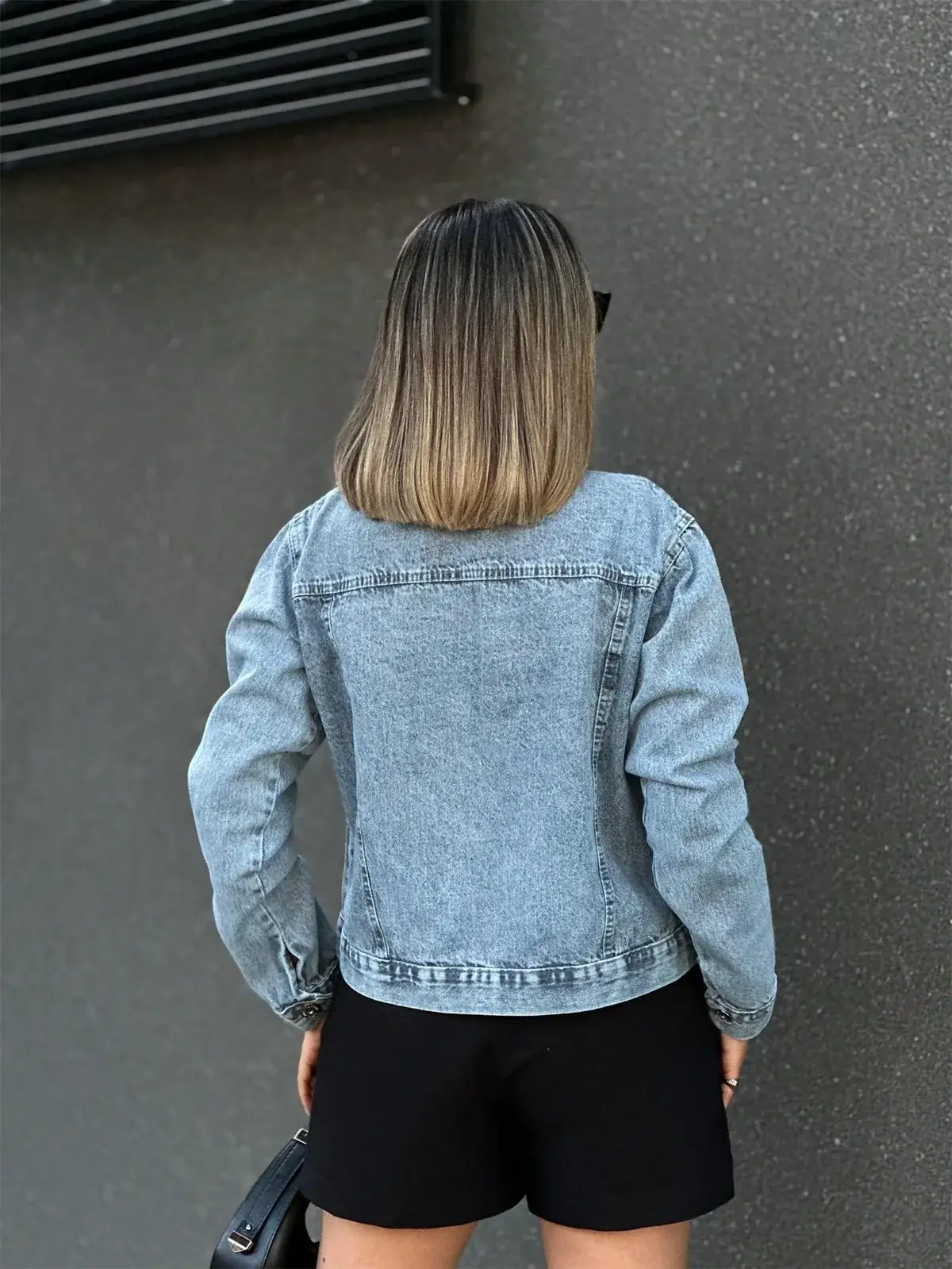 Jaqueta Jeans Clássica Rita na cor Lavagem Média — foto 2 de 2