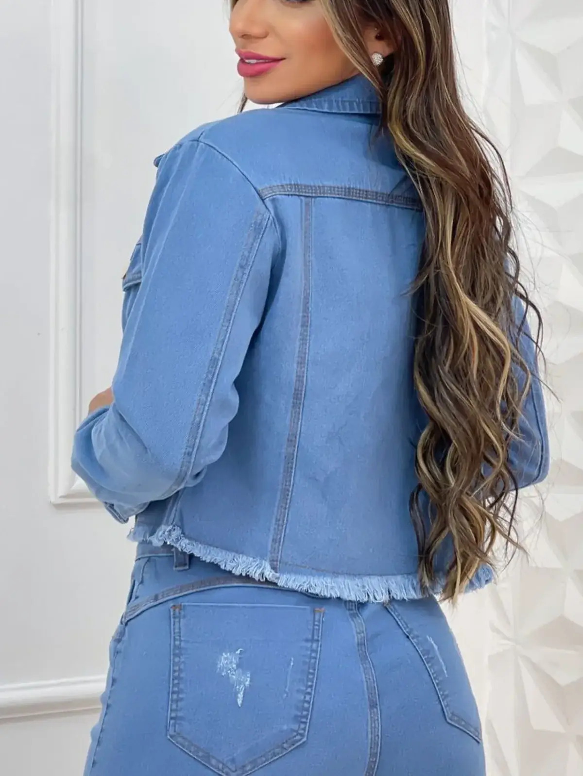 Jaqueta Jeans Cropped Desfiada Bárbara na cor Lavagem clara — foto 2 de 3