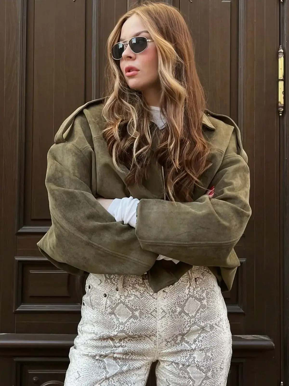 Jaqueta Oversized Suede Tânia na cor Verde Militar — foto 2 de 8