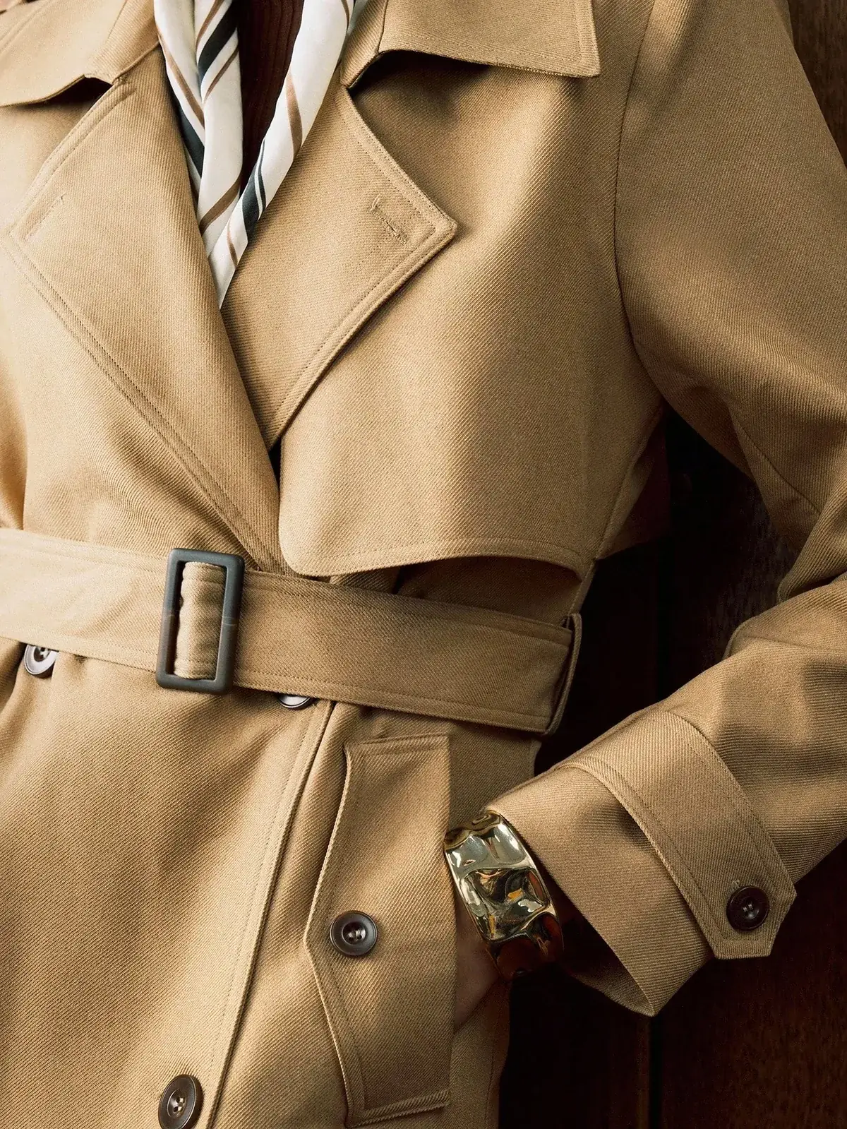 Jaqueta Trench Raglan com Fenda Lúcia na cor Caqui — foto 7 de 8
