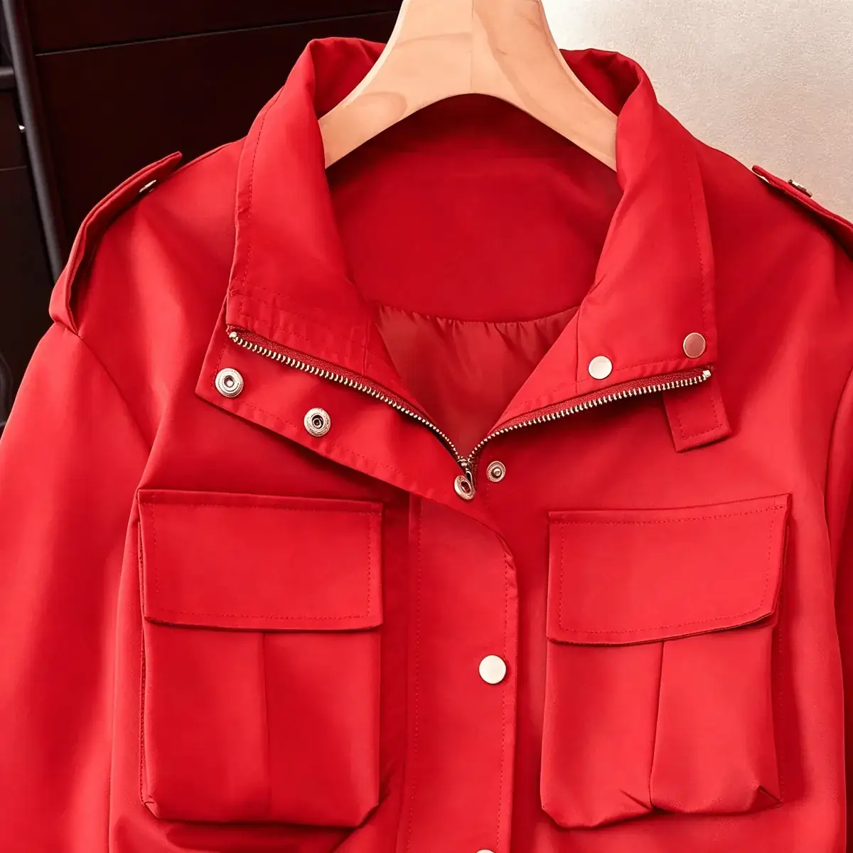 Jaqueta Utilitária Cropped Pietra na cor Vermelho — foto 7 de 11