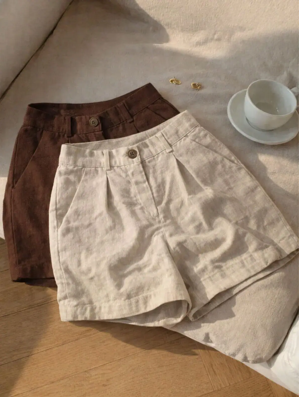 Kit 2 Shorts de Linho Corte Reto Elaine na cor Bege e marrom — foto 1 de 4