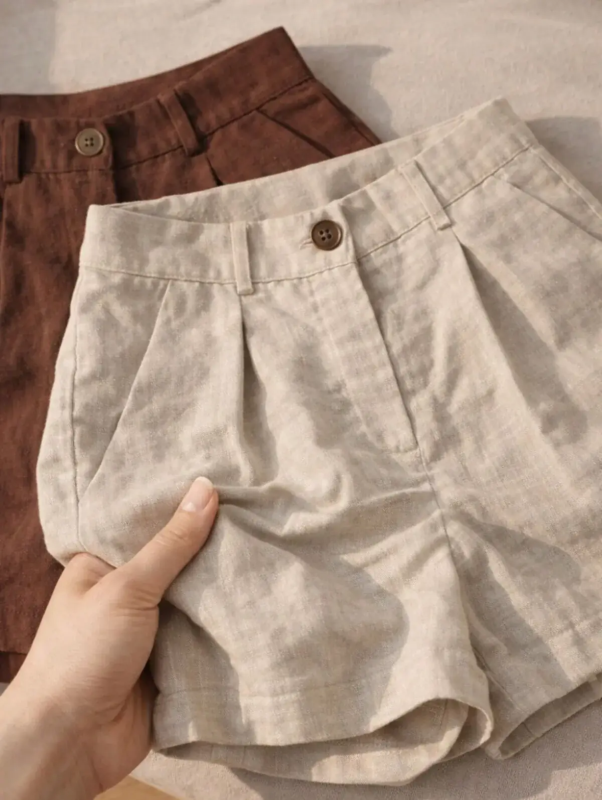 Kit 2 Shorts de Linho Corte Reto Elaine na cor Bege e marrom — foto 2 de 4