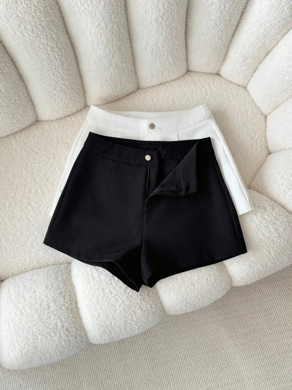 Short Alfaiataria Cintura Alta Liso Viviane na cor Preto — foto 1 de 4