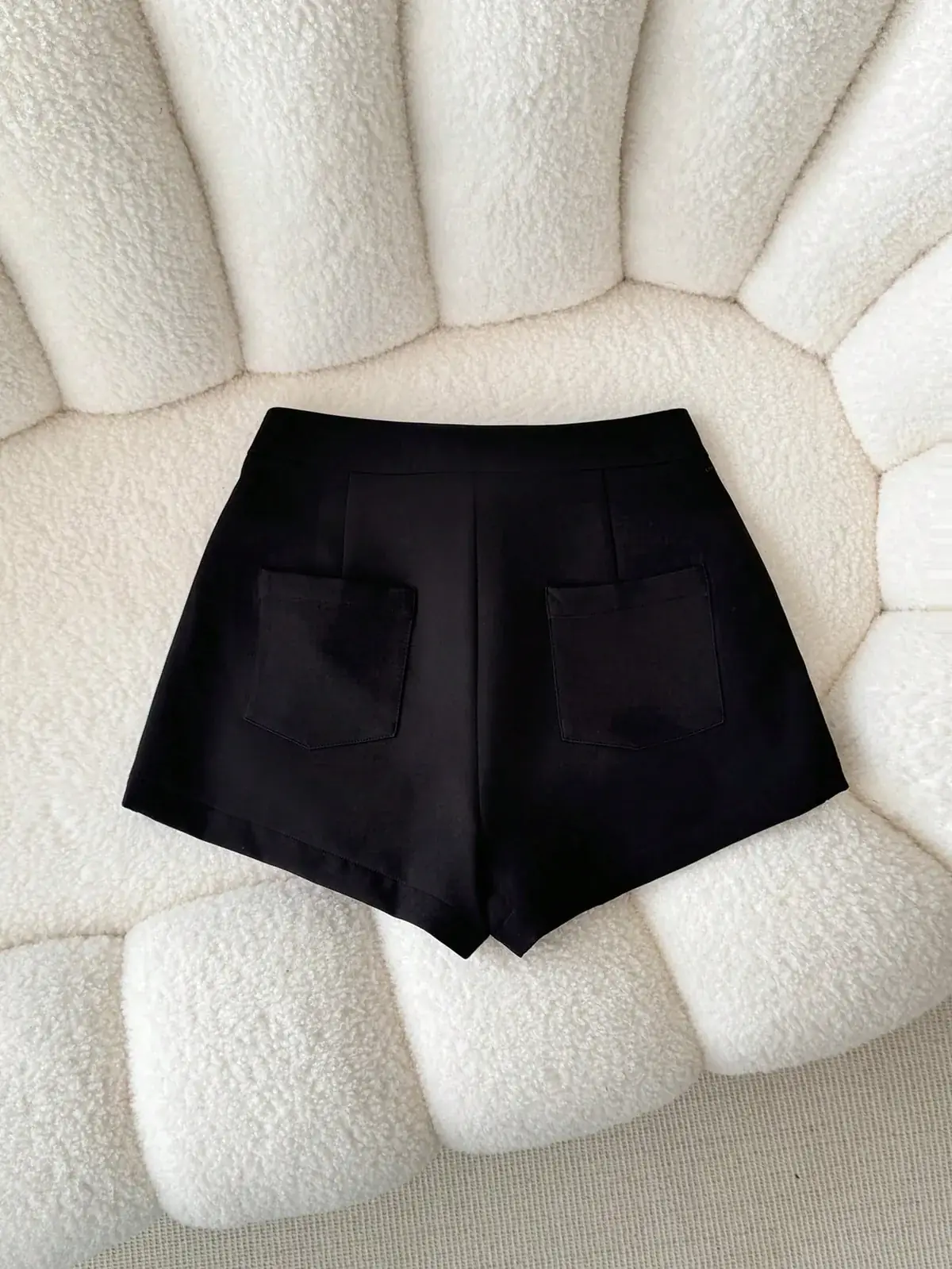 Short Alfaiataria Cintura Alta Liso Viviane na cor Preto — foto 2 de 4