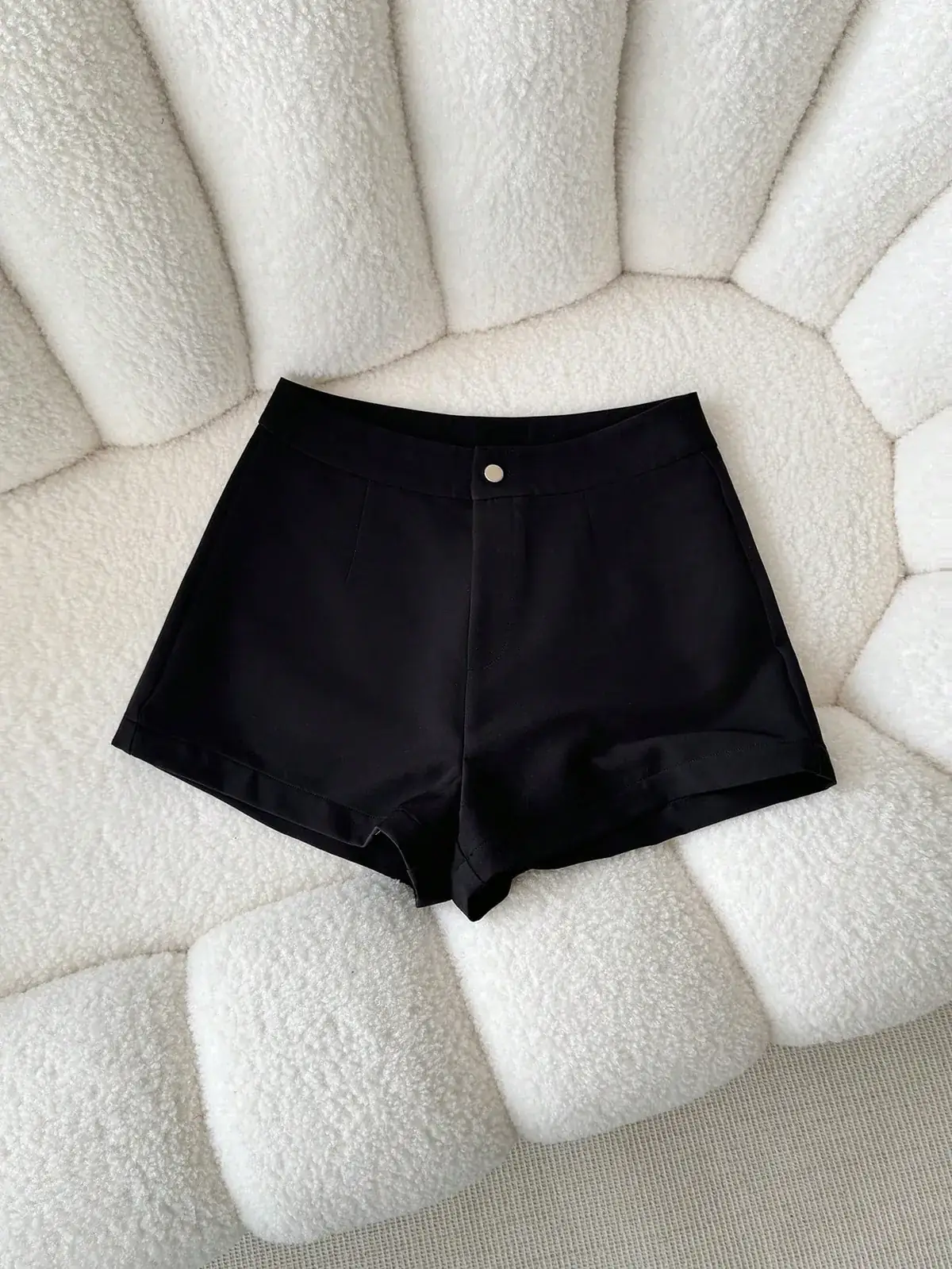 Short Alfaiataria Cintura Alta Liso Viviane na cor Preto — foto 3 de 4