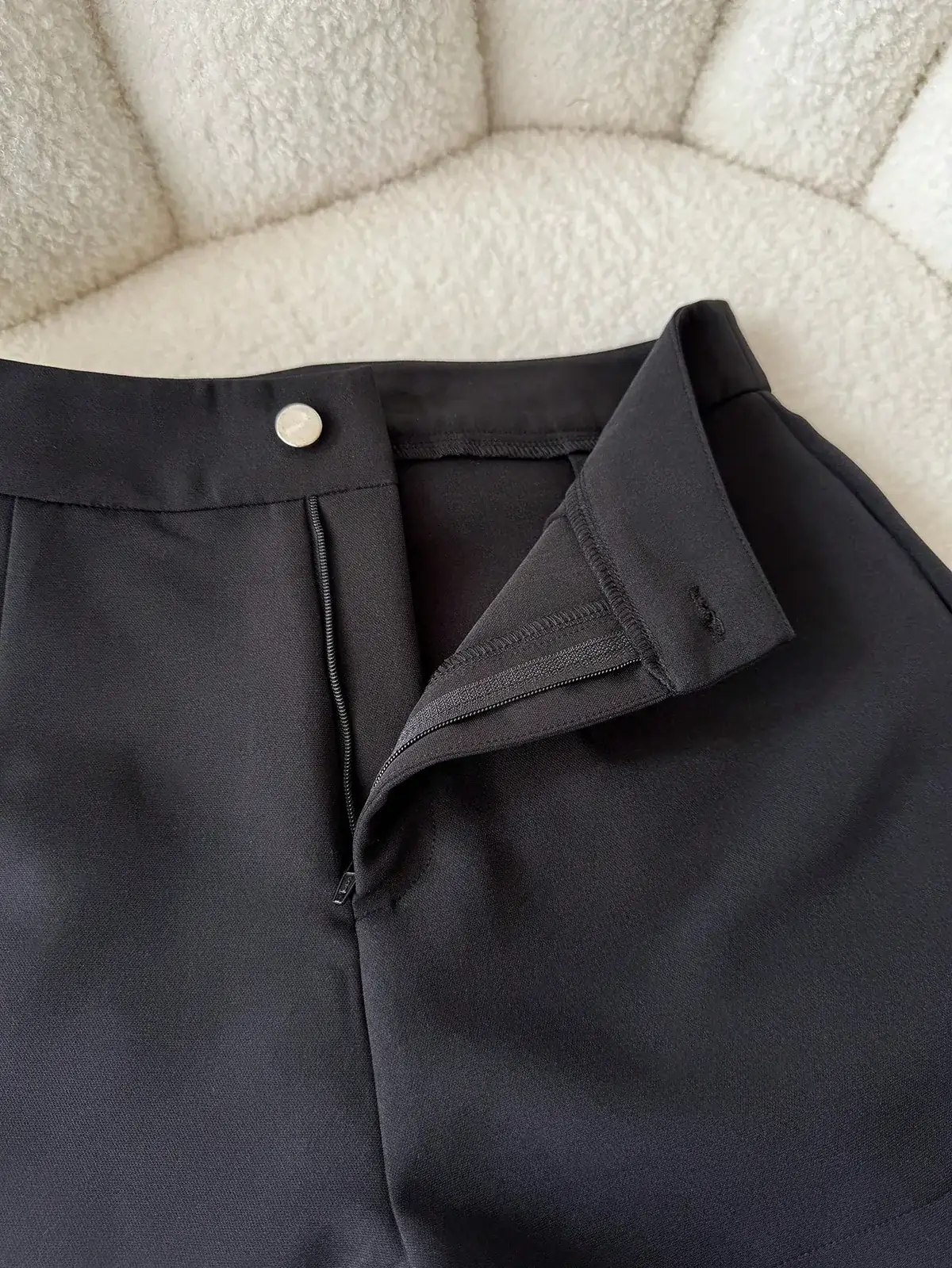 Short Alfaiataria Cintura Alta Liso Viviane na cor Preto — foto 4 de 4