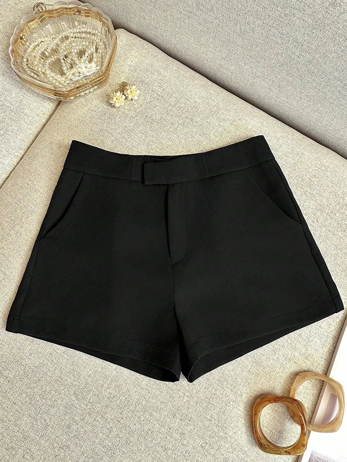 Short Alfaiataria com Bolsos Liso Rosângela na cor Preto — foto 1 de 5