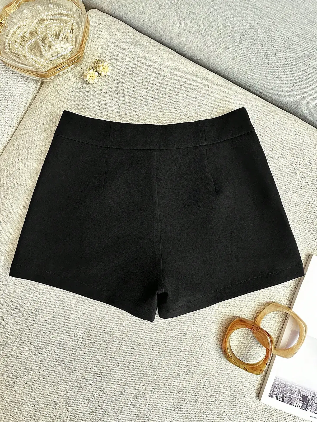 Short Alfaiataria com Bolsos Liso Rosângela na cor Preto — foto 2 de 5