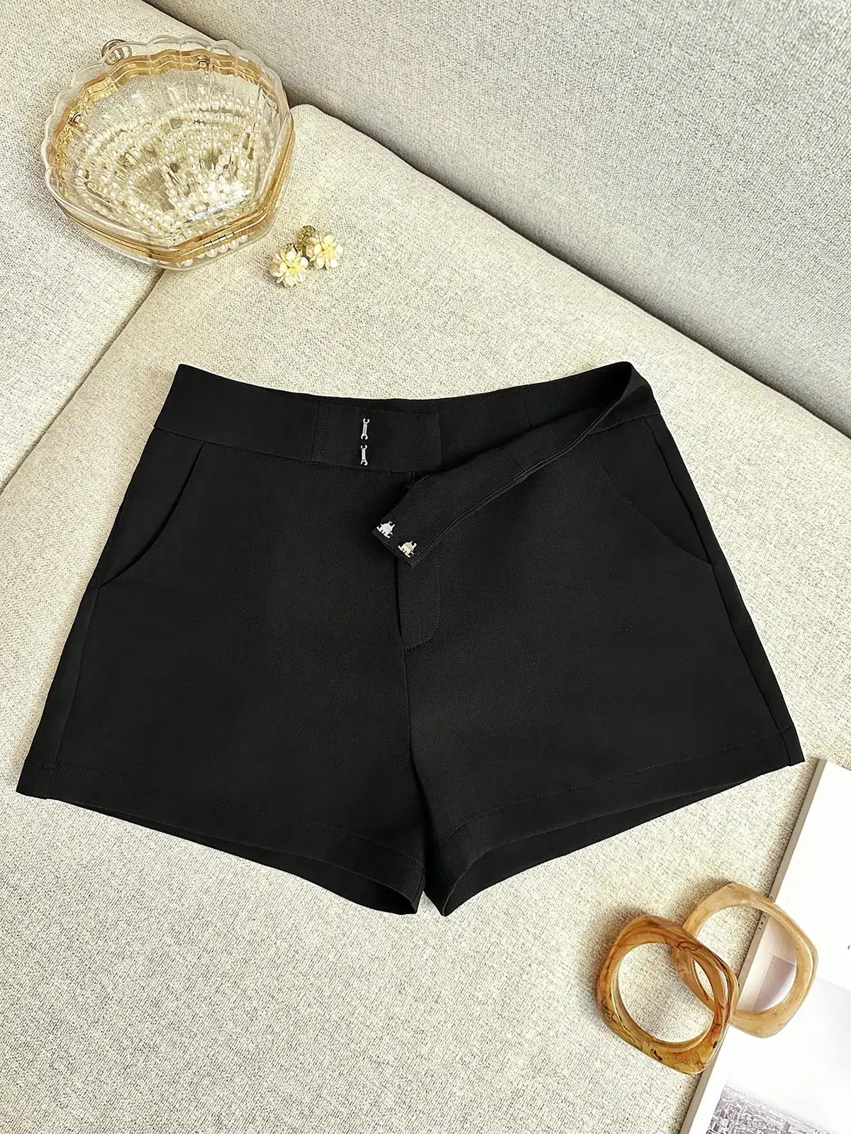 Short Alfaiataria com Bolsos Liso Rosângela na cor Preto — foto 3 de 5