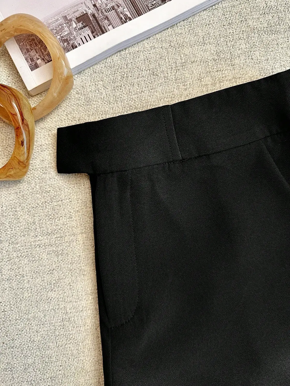 Short Alfaiataria com Bolsos Liso Rosângela na cor Preto — foto 4 de 5