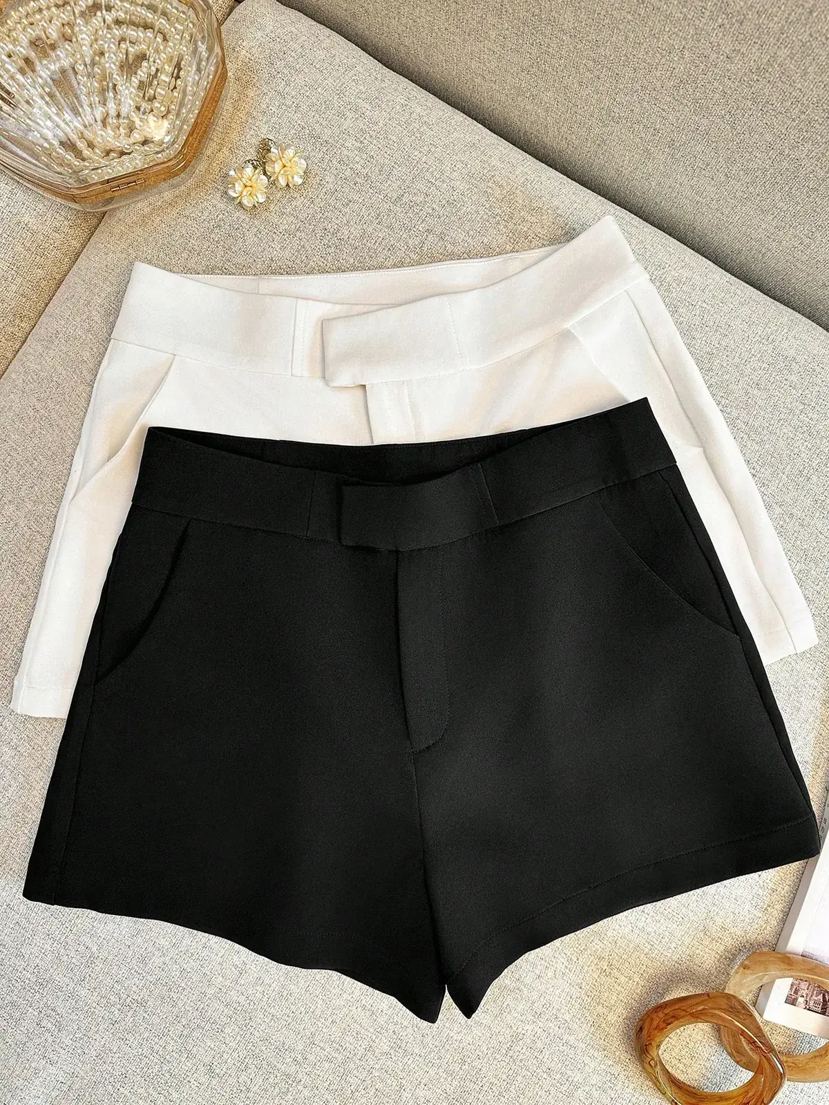 Short Alfaiataria com Bolsos Liso Rosângela na cor Preto — foto 5 de 5