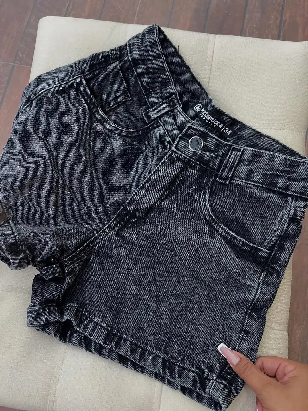 Short Jeans Mom Barra Desfiada Jéssica na cor Chumbo — foto 2 de 2