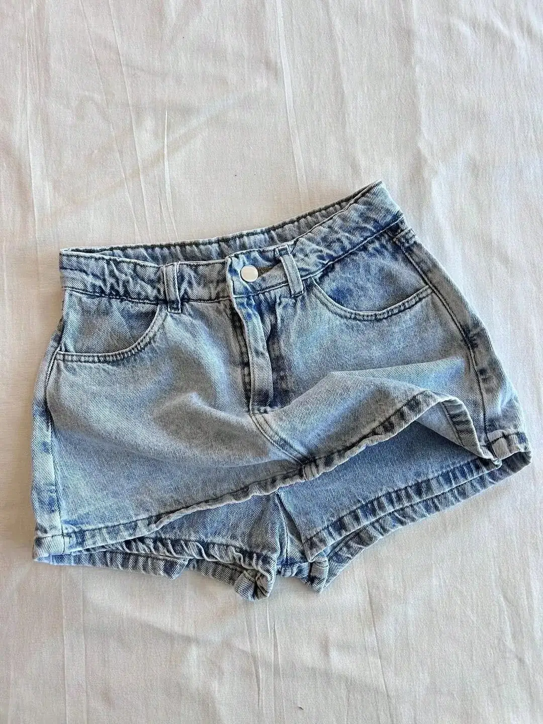 Short Saia Jeans Claro Kelly na cor Azul — foto 2 de 2