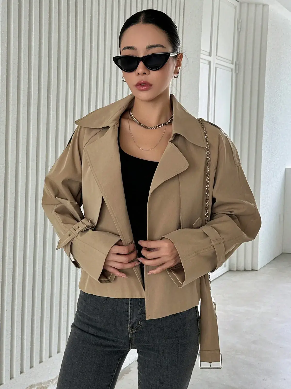 Trench Curto Raglan com Fivela Marta na cor Caramelo — foto 2 de 7