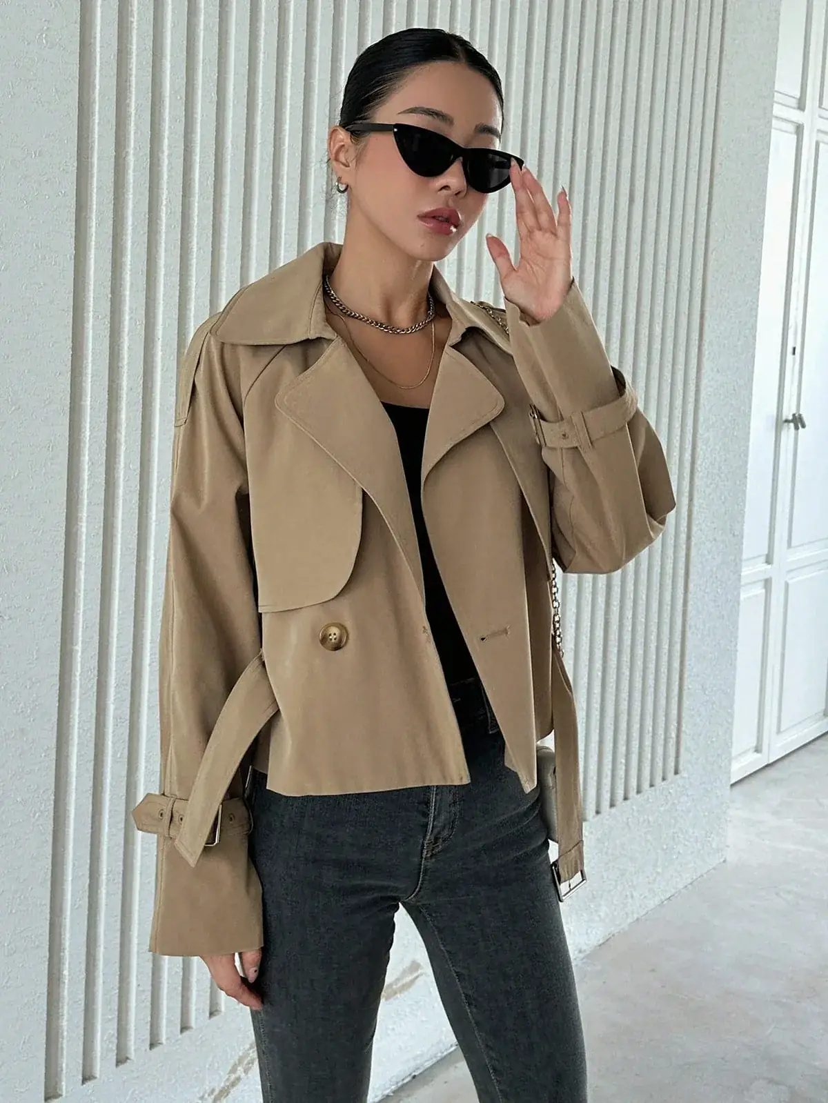 Trench Curto Raglan com Fivela Marta na cor Caramelo — foto 3 de 7