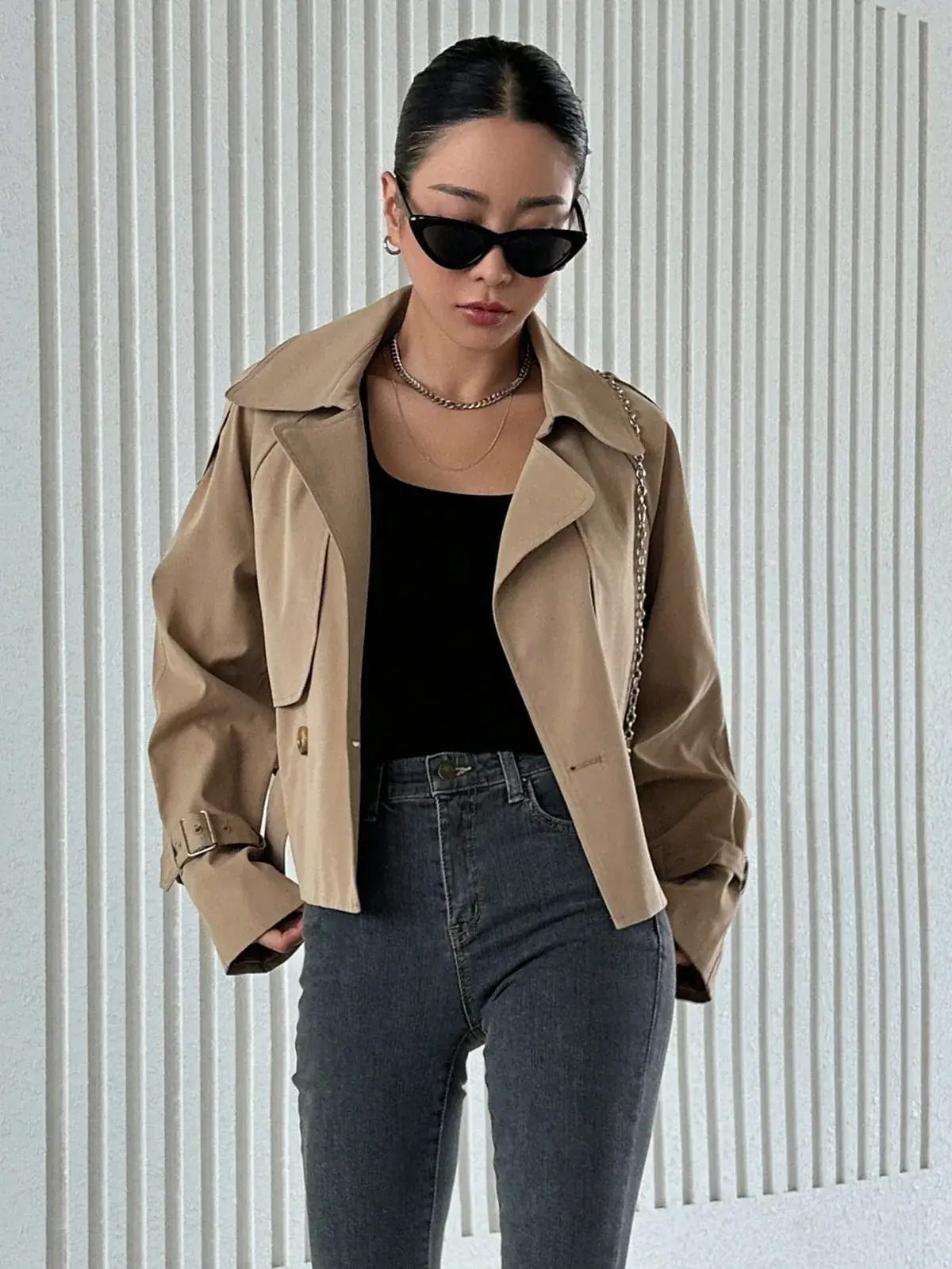 Trench Curto Raglan com Fivela Marta na cor Caramelo — foto 4 de 7