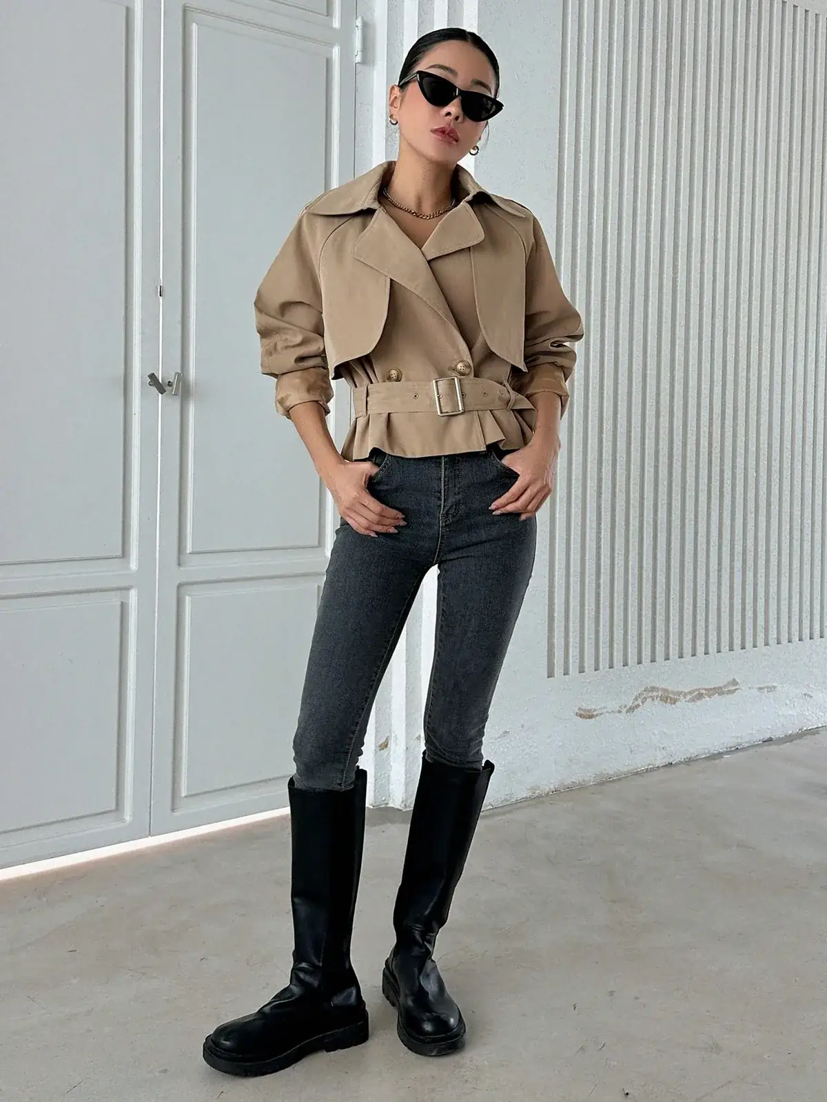 Trench Curto Raglan com Fivela Marta na cor Caramelo — foto 5 de 7