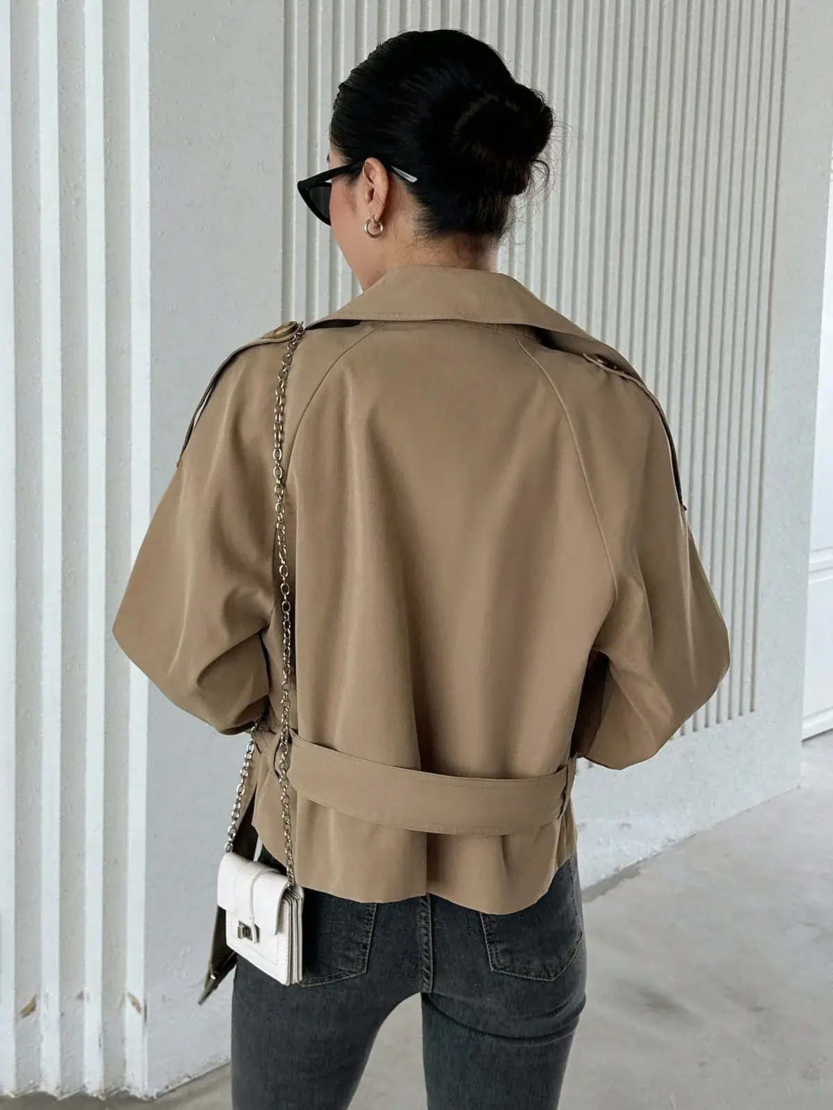 Trench Curto Raglan com Fivela Marta na cor Caramelo — foto 6 de 7