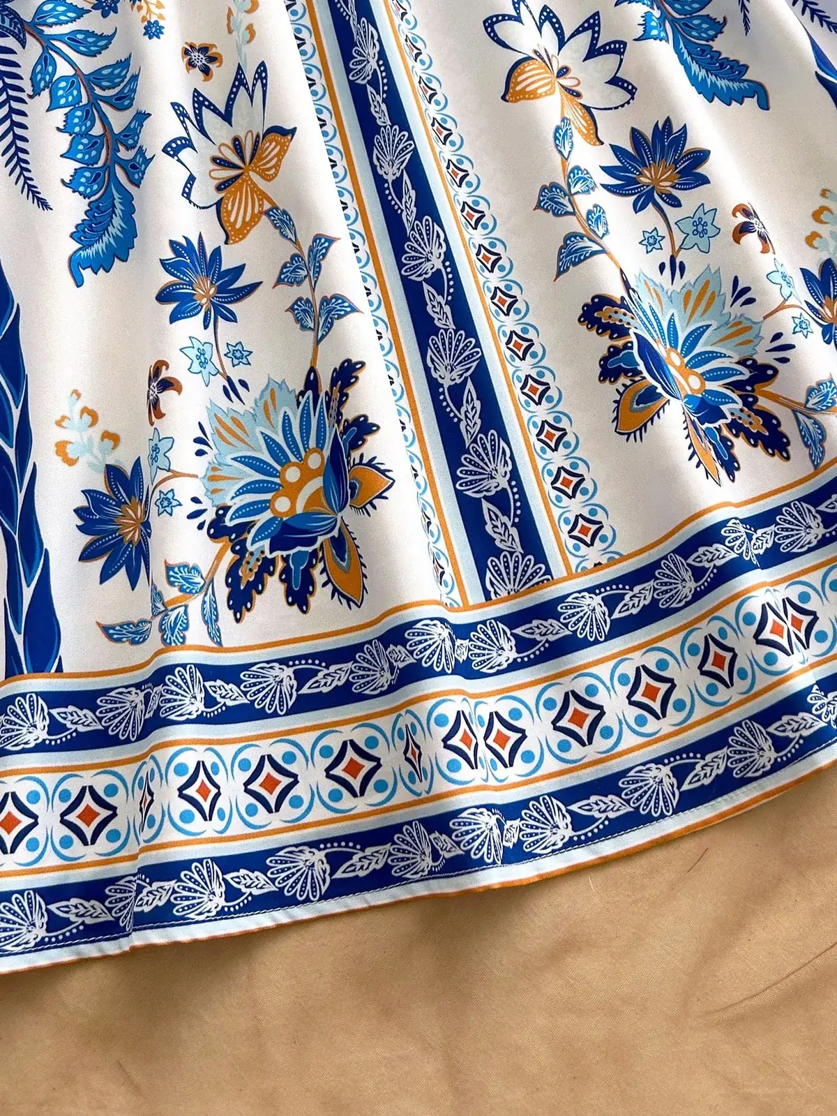 Vestido Curto Alças Finas Estampa Azulejo Carla na cor Multicolorido — foto 3 de 6