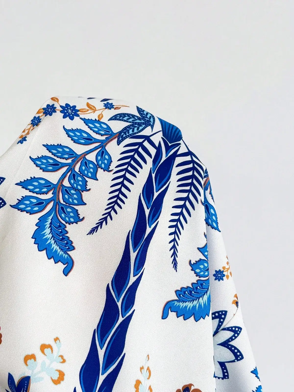 Vestido Curto Alças Finas Estampa Azulejo Carla na cor Multicolorido — foto 6 de 6