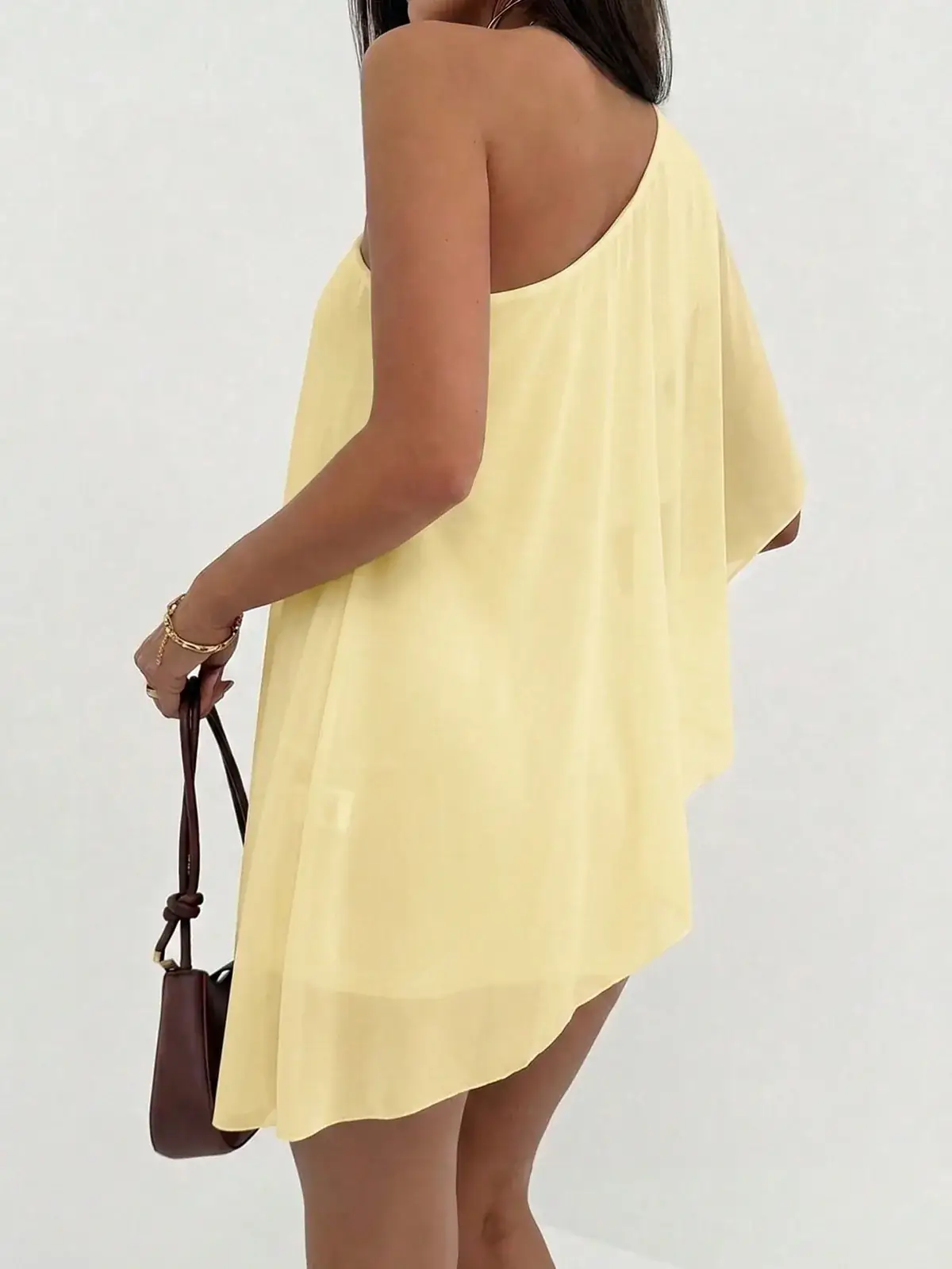 Vestido Curto Um Ombro Drapeado Michele na cor Amarelo — foto 2 de 7