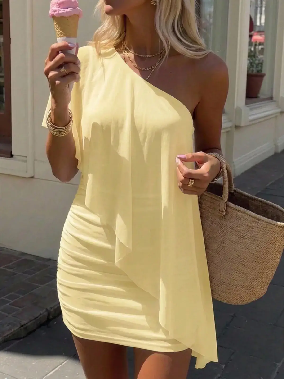 Vestido Curto Um Ombro Drapeado Michele na cor Amarelo — foto 3 de 7