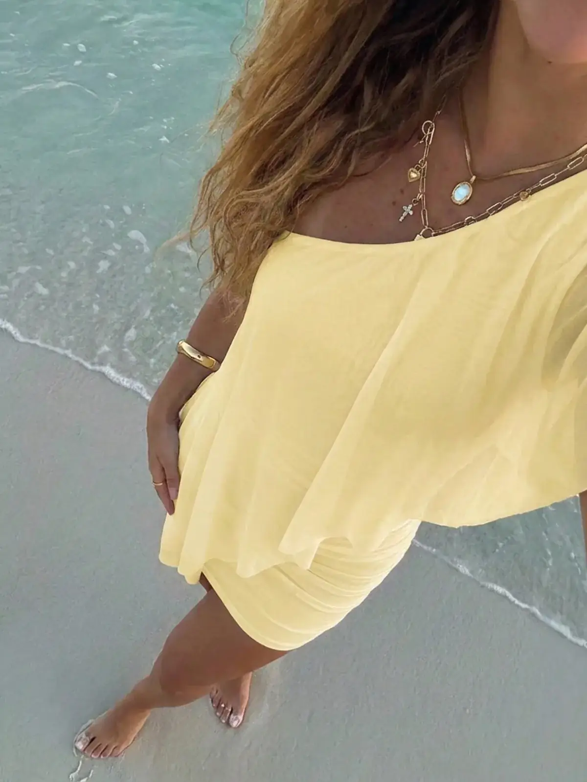 Vestido Curto Um Ombro Drapeado Michele na cor Amarelo — foto 4 de 7