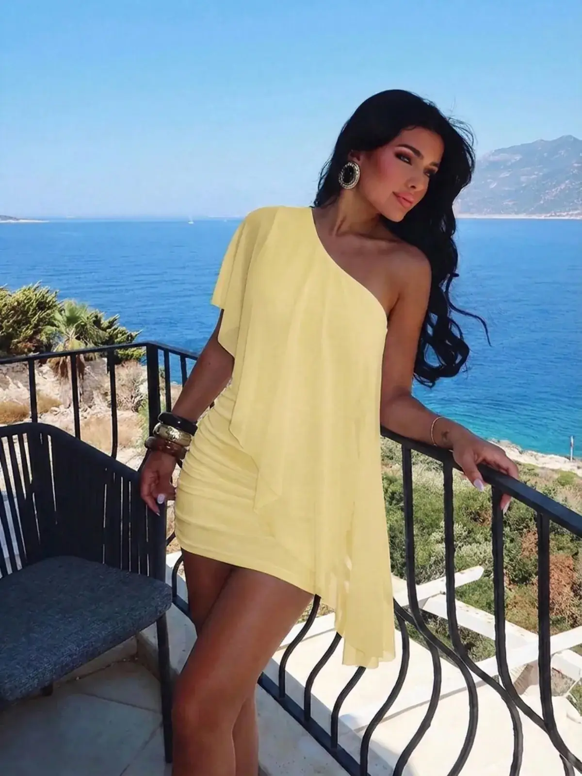 Vestido Curto Um Ombro Drapeado Michele na cor Amarelo — foto 7 de 7