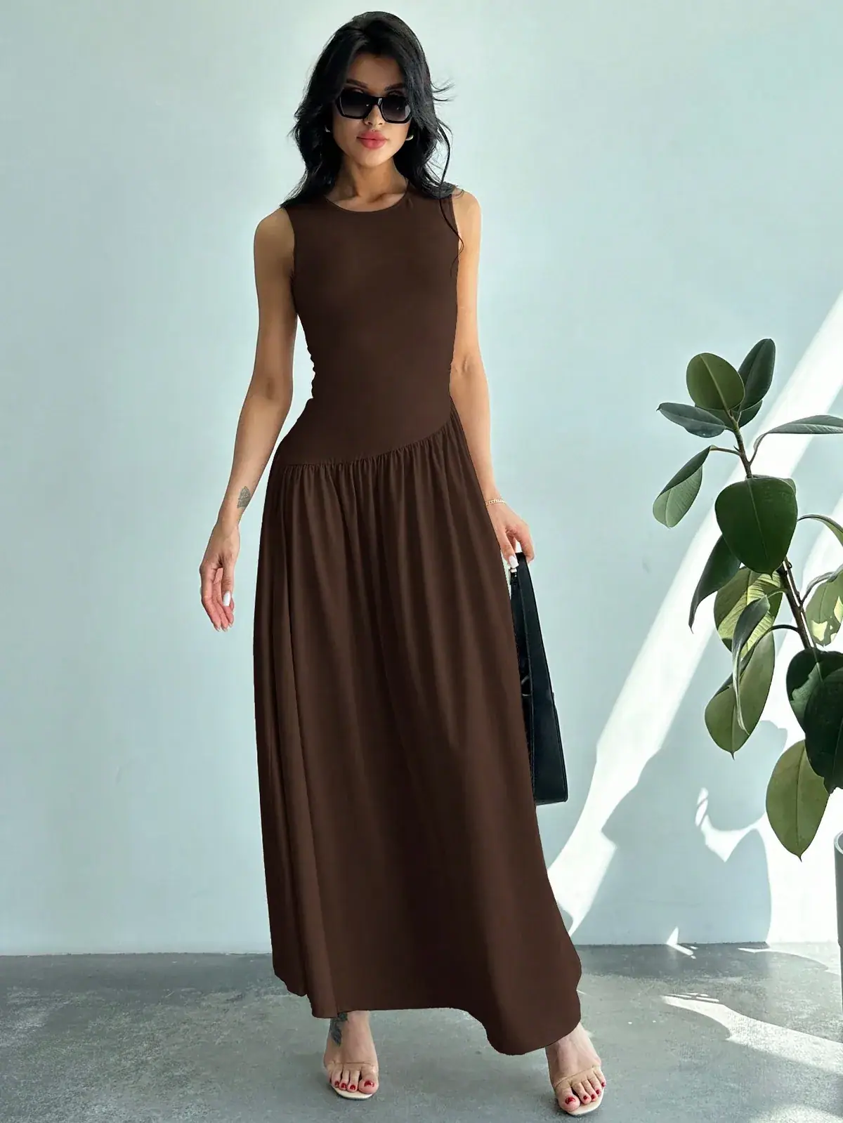 Vestido Longo Canelado Cintura Baixa Amanda na cor Café — foto 1 de 6