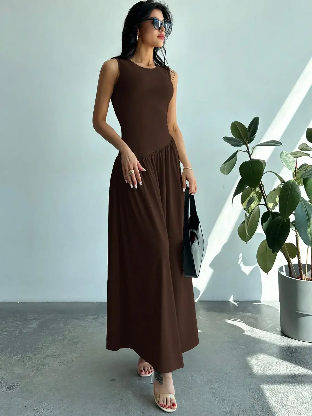 Vestido Longo Canelado Cintura Baixa Amanda na cor Café — foto 3 de 6