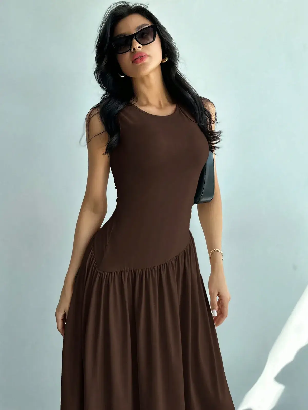 Vestido Longo Canelado Cintura Baixa Amanda na cor Café — foto 4 de 6
