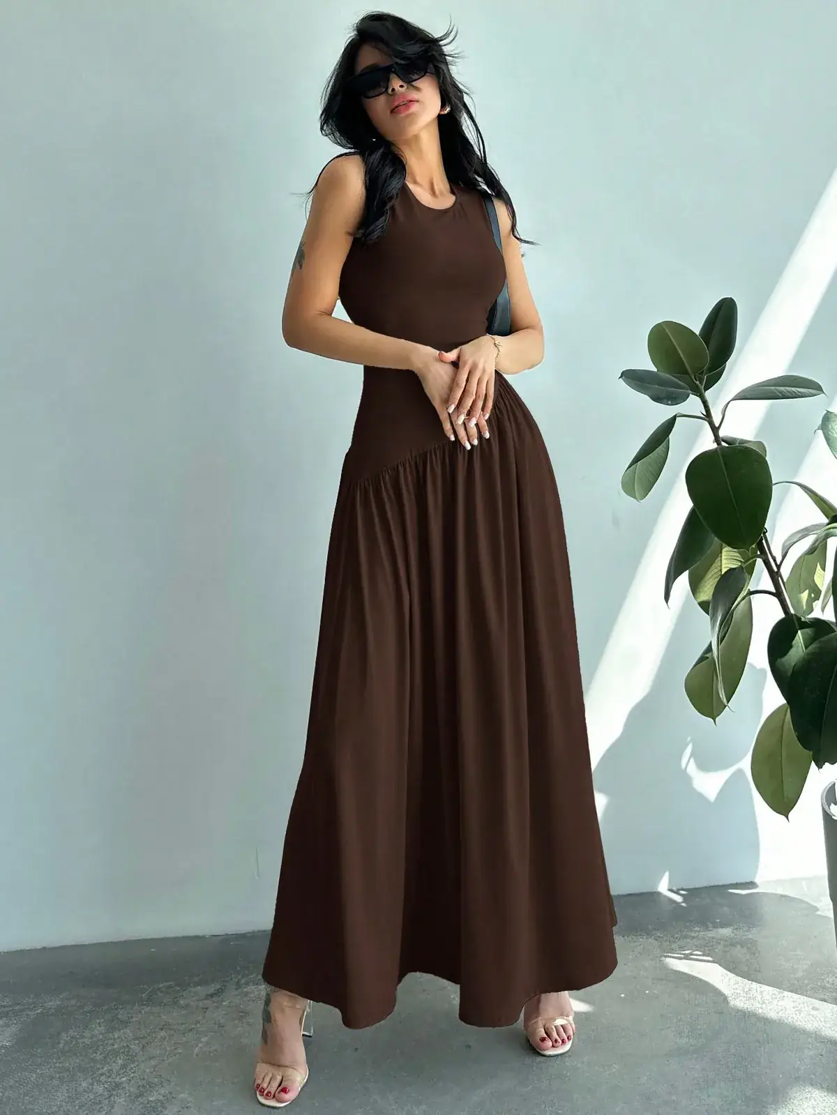 Vestido Longo Canelado Cintura Baixa Amanda na cor Café — foto 5 de 6