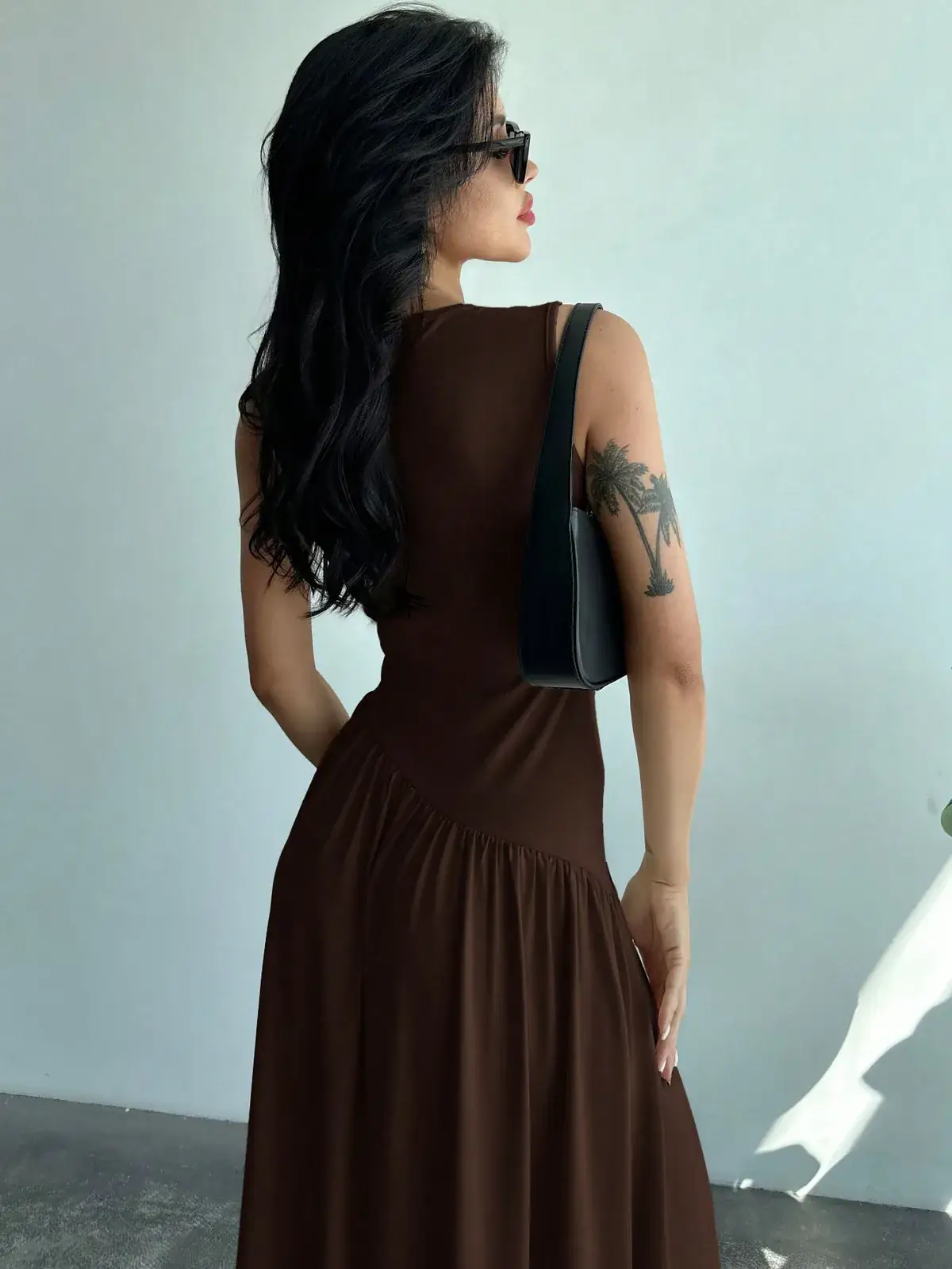 Vestido Longo Canelado Cintura Baixa Amanda na cor Café — foto 6 de 6
