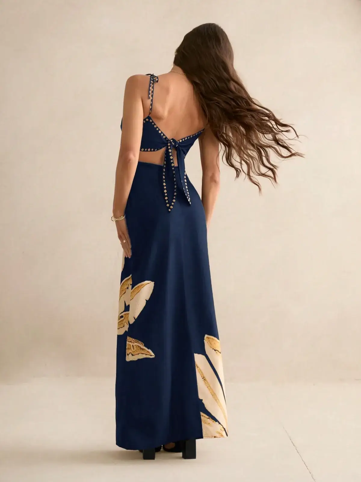 Vestido Longo Estampa Folhagem Costas Vazadas Tatiana na cor Azul Marinho — foto 2 de 7