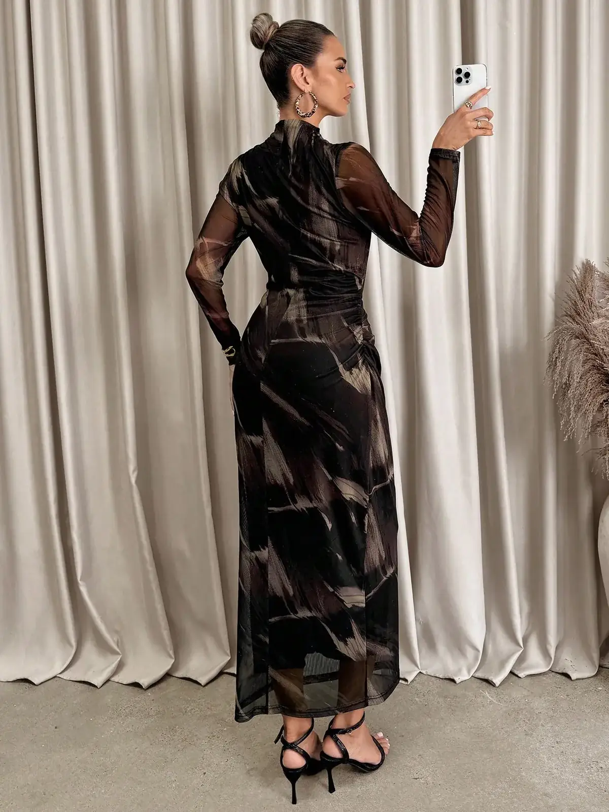 Vestido Longo Tule Gola Alta Estampa Abstrata Luciana na cor Preto — foto 1 de 7