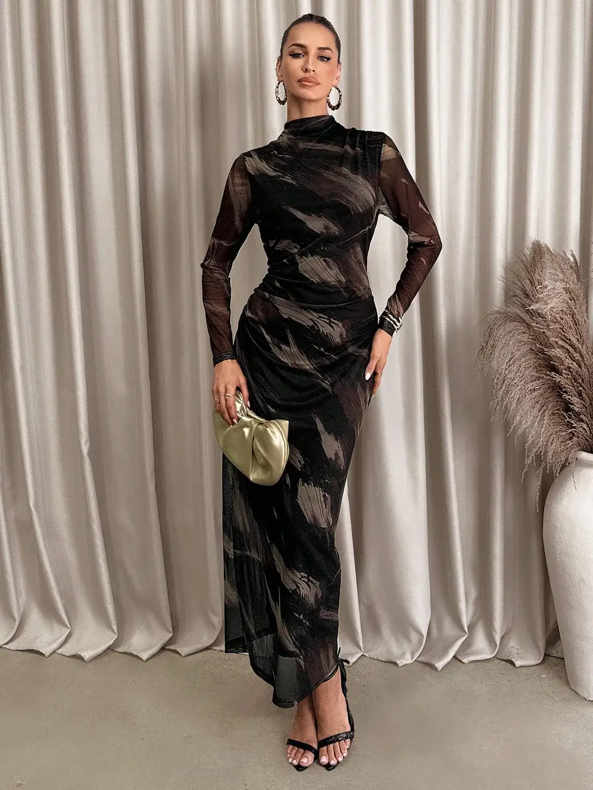 Vestido Longo Tule Gola Alta Estampa Abstrata Luciana na cor Preto — foto 2 de 7
