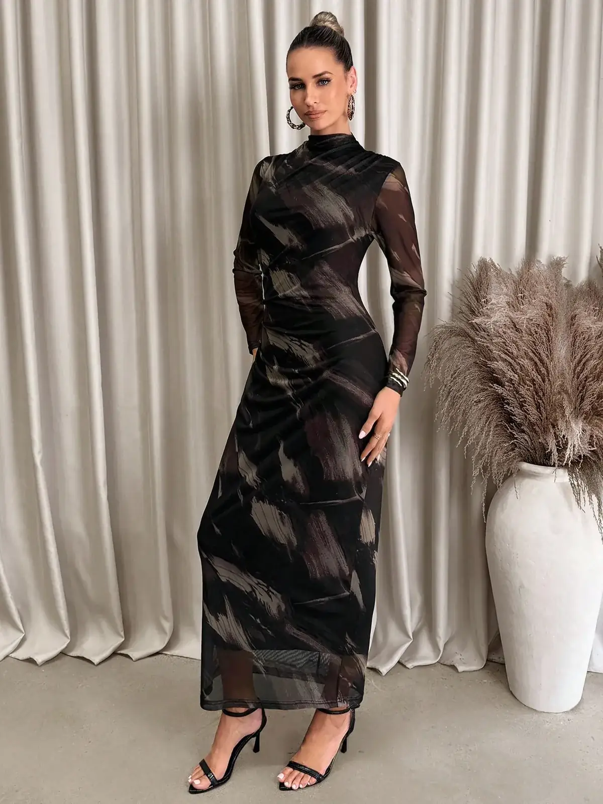 Vestido Longo Tule Gola Alta Estampa Abstrata Luciana na cor Preto — foto 3 de 7