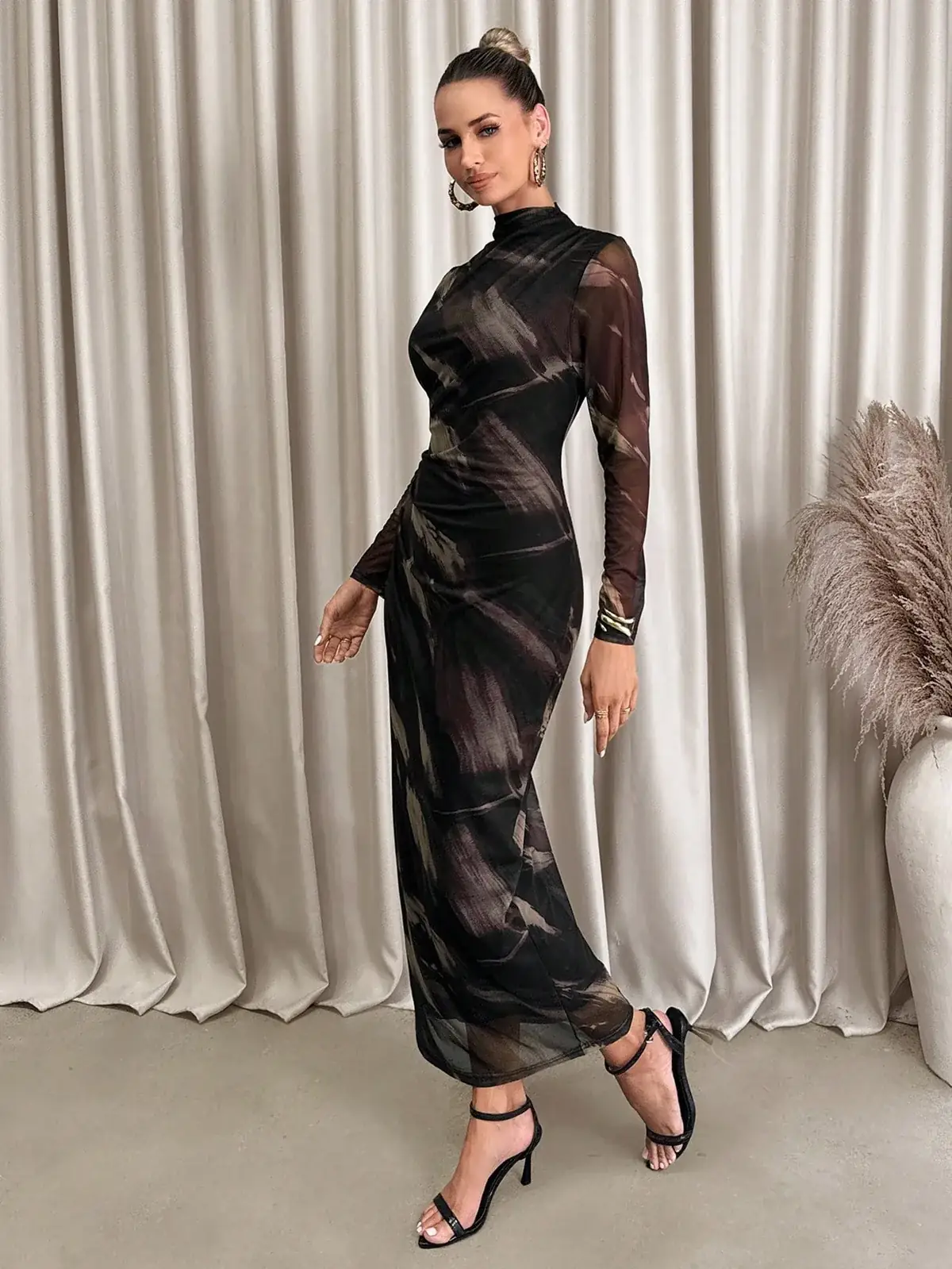 Vestido Longo Tule Gola Alta Estampa Abstrata Luciana na cor Preto — foto 4 de 7