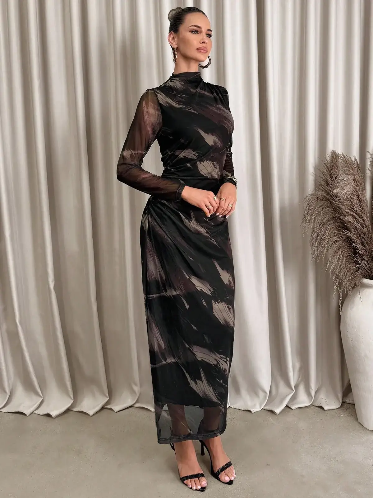 Vestido Longo Tule Gola Alta Estampa Abstrata Luciana na cor Preto — foto 5 de 7